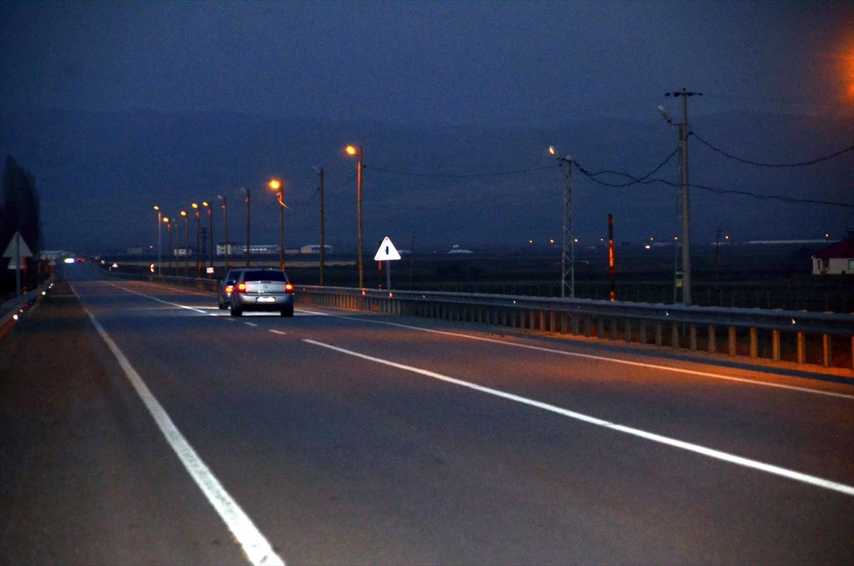 Muş\'ta havalimanı yolunda aydınlatma çalışmaları tamamlandı