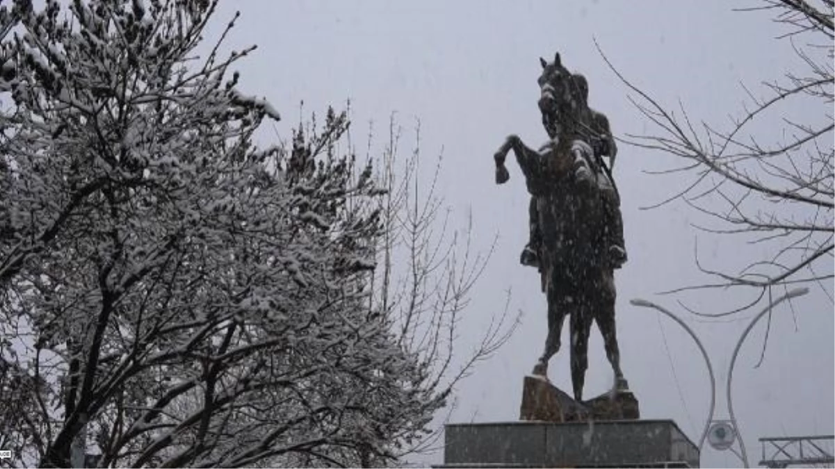 Muş\'ta Kar Yağışı Nedeniyle 10 Yerleşim Yeri Ulaşıma Kapandı