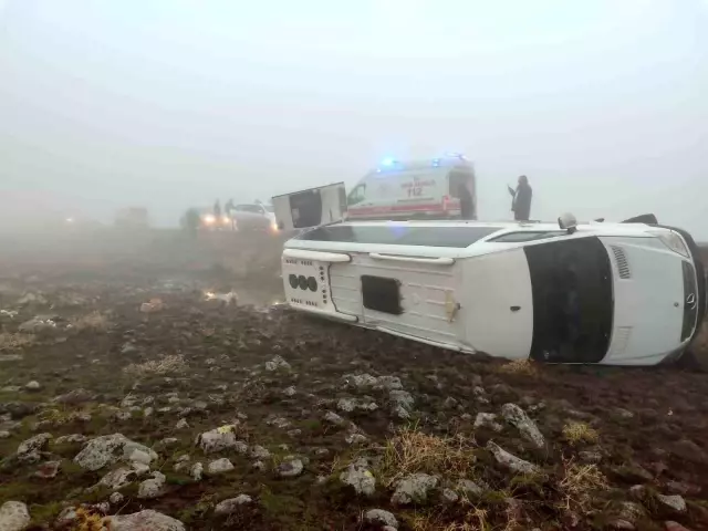 Şanlıurfa'nın Siverek ilçesinde öğretmenleri taşıyan servis devrildi