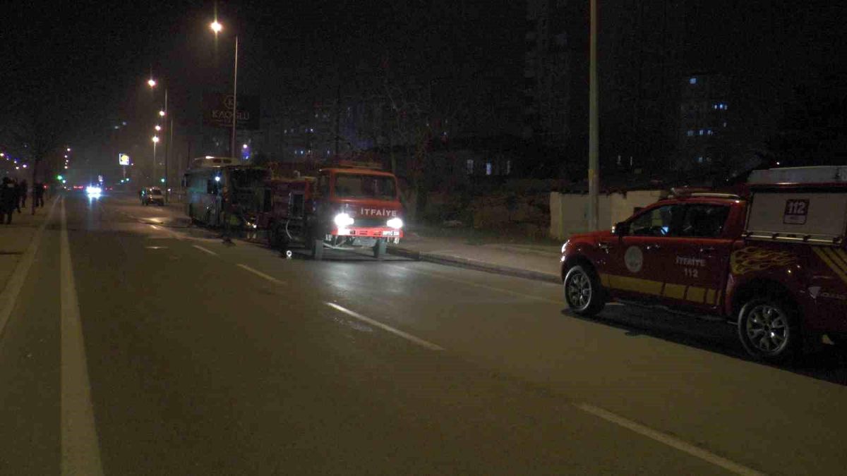 Kayseri\'de halk otobüsü motorundan alev aldı