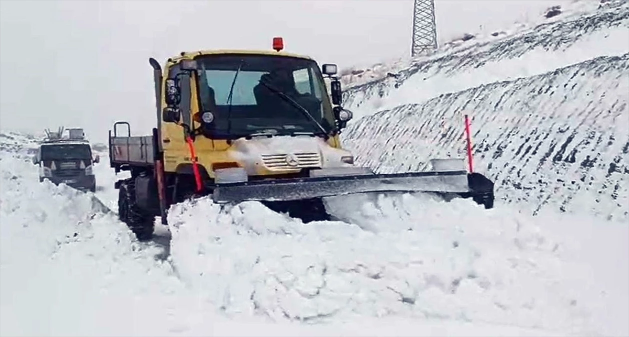 Siirt\'te kar yağışı nedeniyle mahsur kalan minibüs kurtarıldı