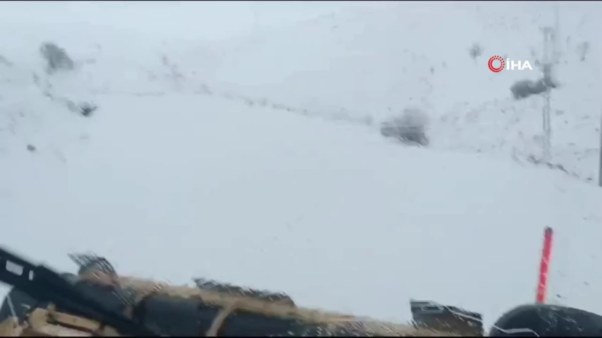 Siirt\'te kardan dolayı kapanan grup köy yolu ulaşıma açıldı