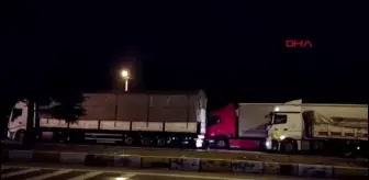 Antalya karayolunda yoğun kar nedeniyle TIR ve kamyon geçişine izin verilmiyor