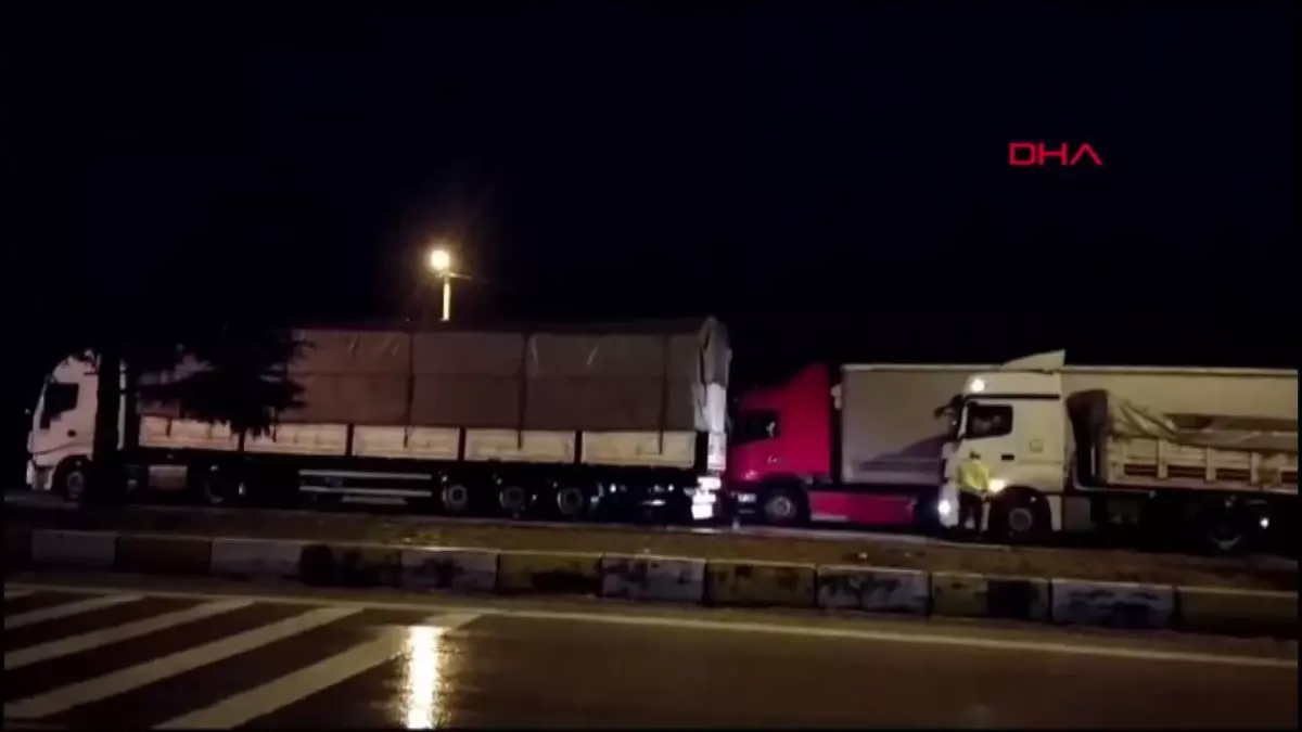 Antalya karayolunda yoğun kar nedeniyle TIR ve kamyon geçişine izin verilmiyor