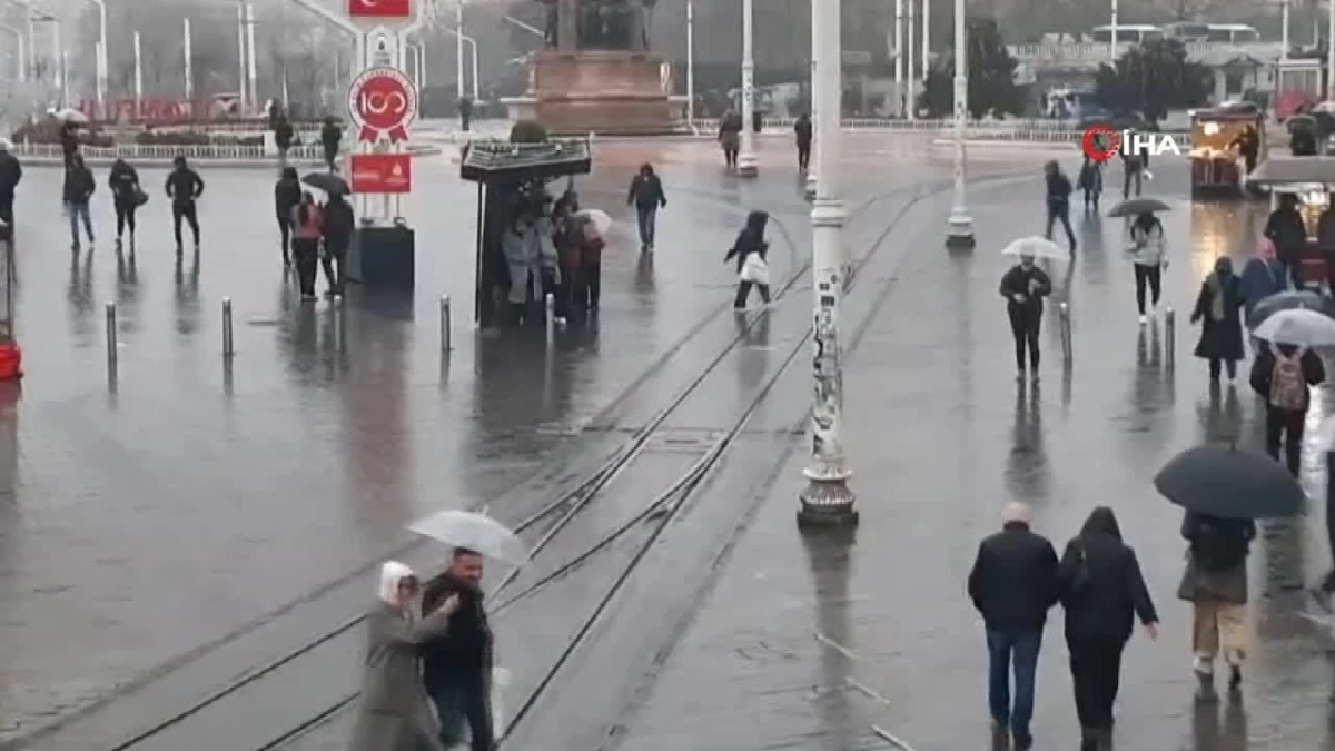 Taksim\'de Sağanak Yağış ve Rüzgar