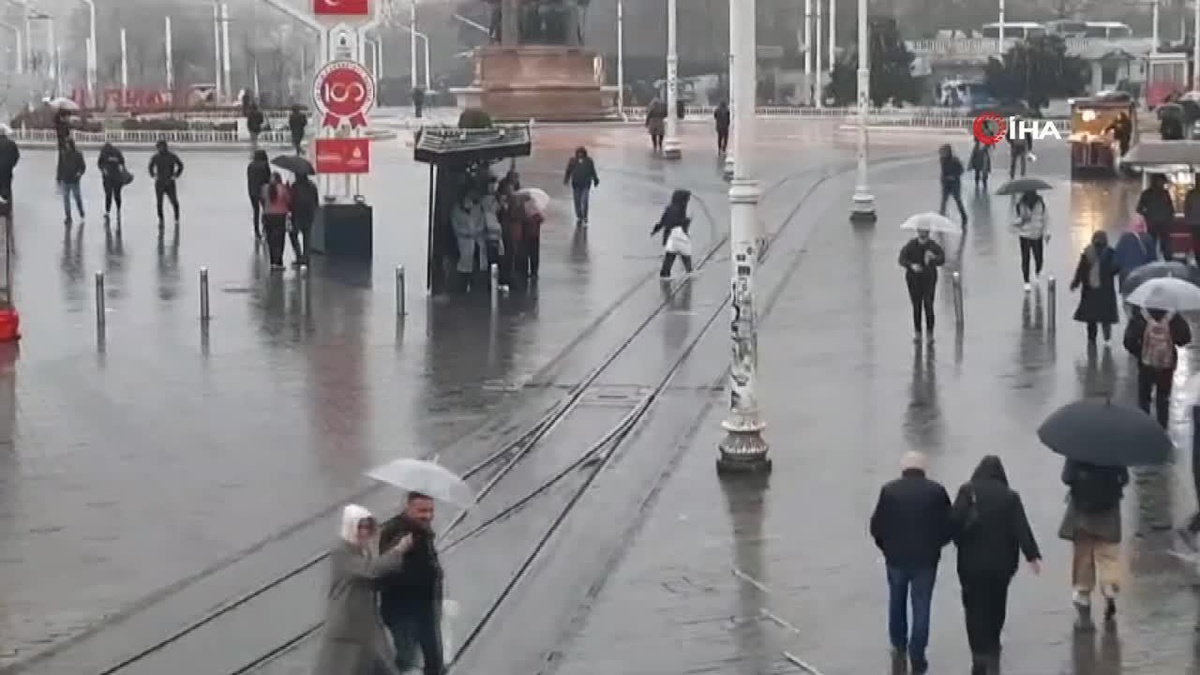 Taksim\'de Sağanak Yağış ve Rüzgar