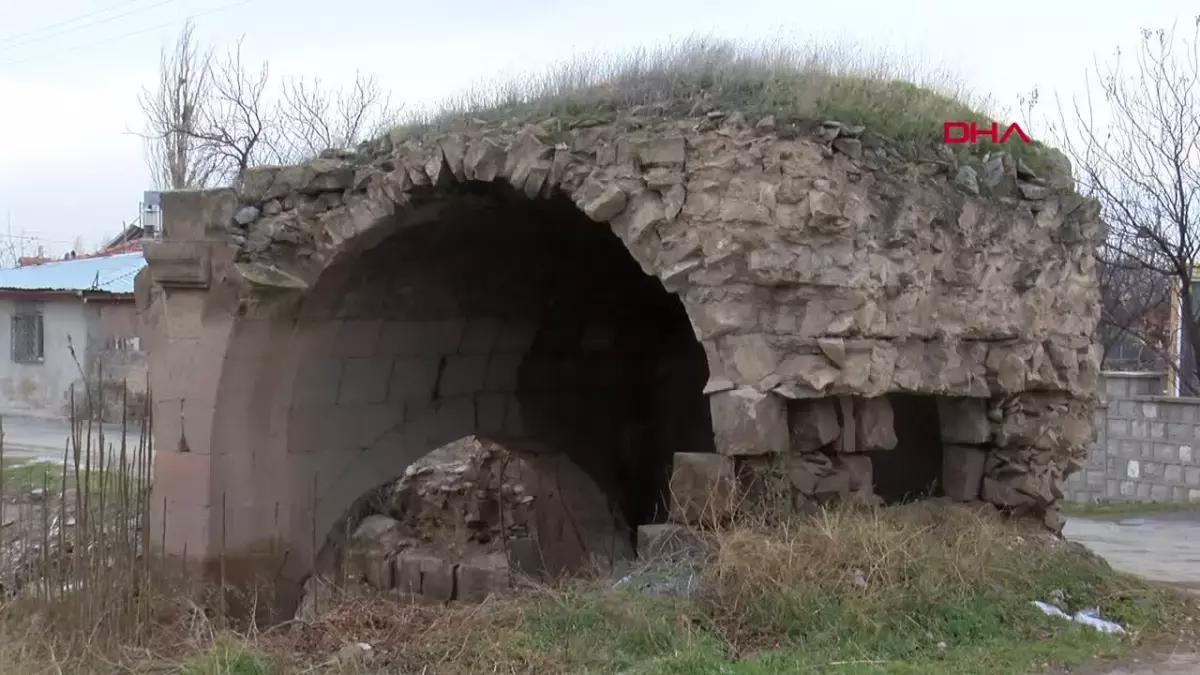 Kayseri\'deki Tarihi Cırgalan Hanı Harabeye Döndü