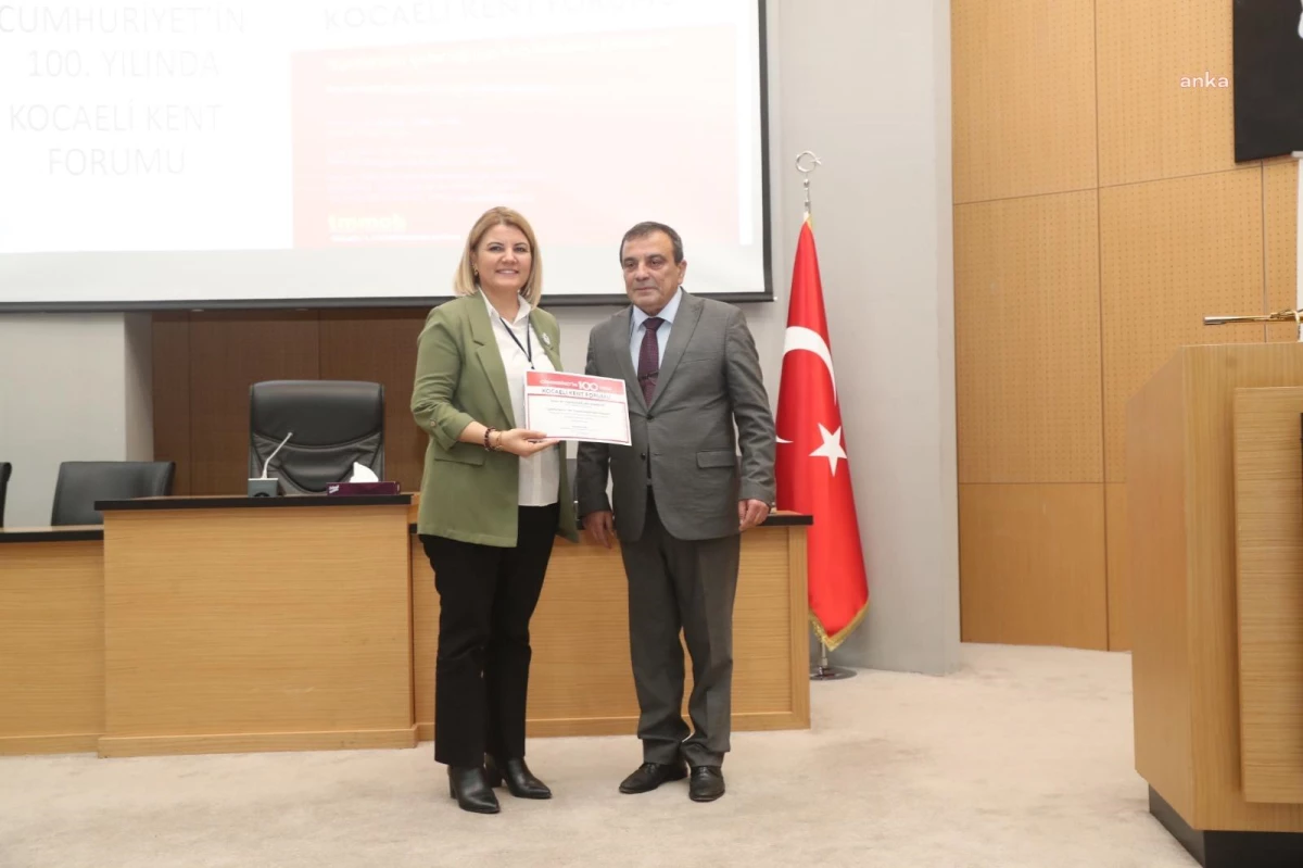 İzmit Belediye Başkanı Fatma Kaplan Hürriyet\'e teşekkür belgesi verildi