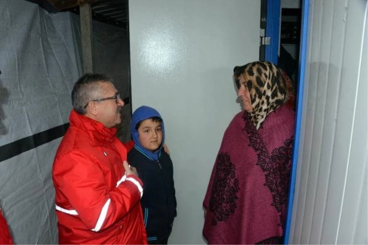 Türk Kızılay, Kahramanmaraş\'taki depremzedelere kışlık yardım dağıtıyor