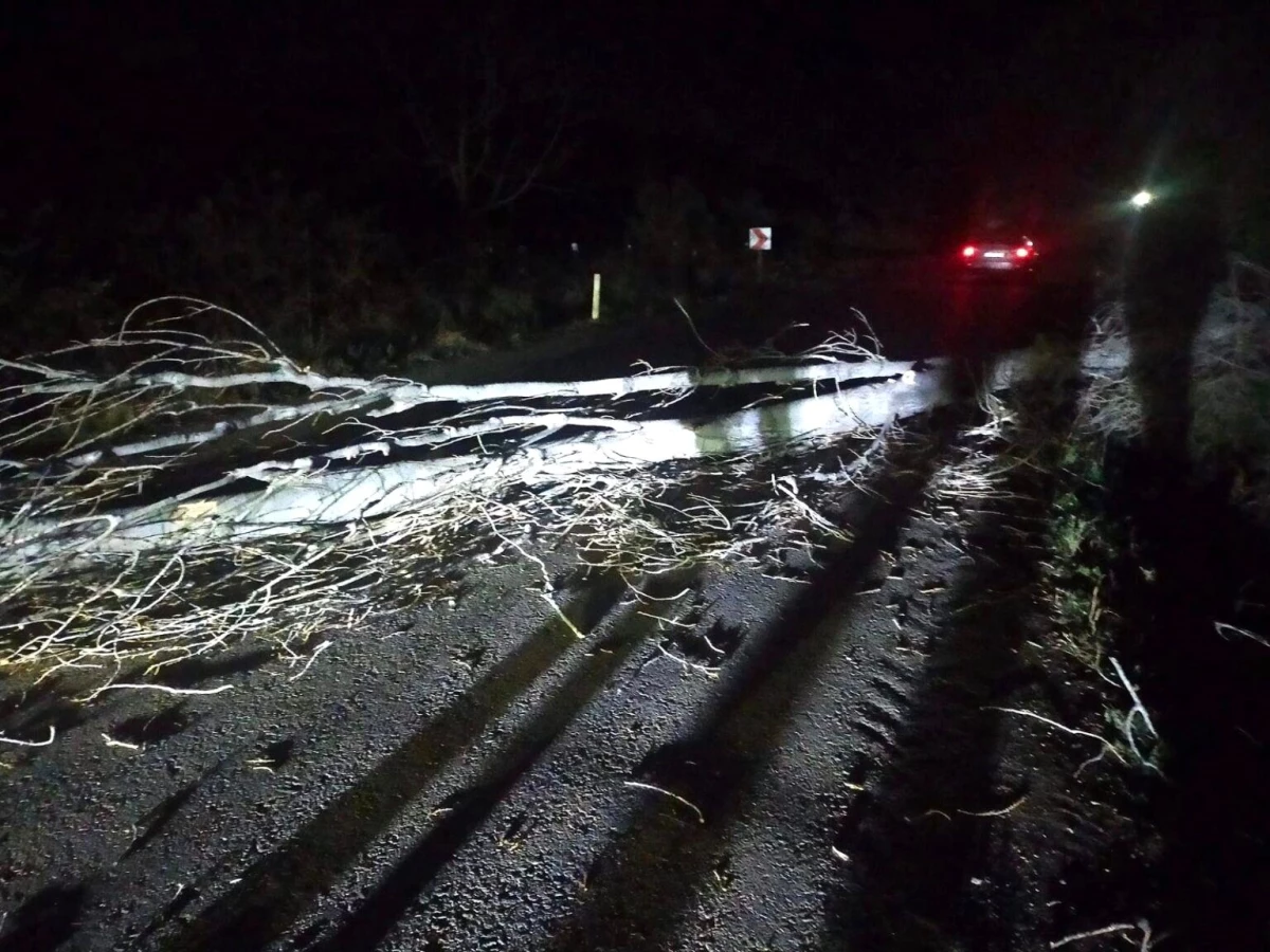 Amasya\'da Fırtına: Araçlara Çatı Parçaları Düştü