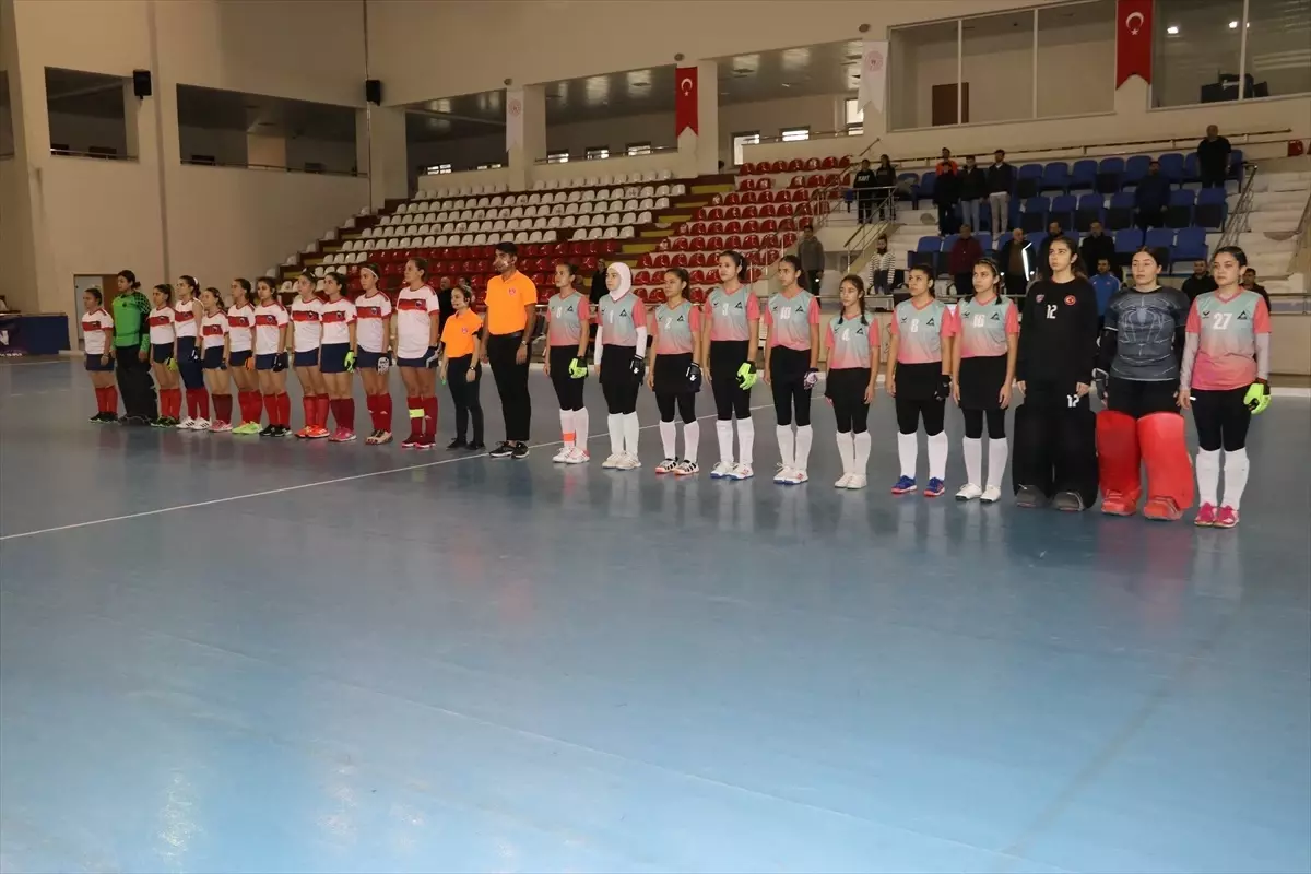 Amasya\'da hokey sporcuları, şehit askerler için saygı duruşunda bulundu