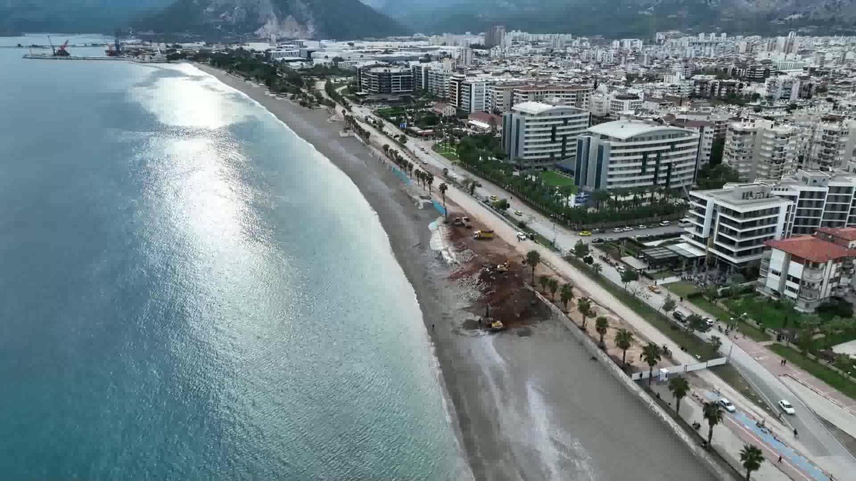 Antalya Büyükşehir Belediyesi Konyaaltı Sahil Projesi\'nde Çalışmalarını Sürdürüyor