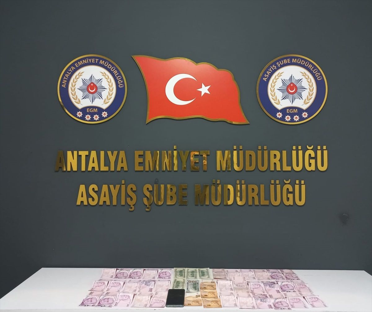 Antalya\'da Telefonla Dolandırıcılık Yapan 2 Şüpheli Tutuklandı