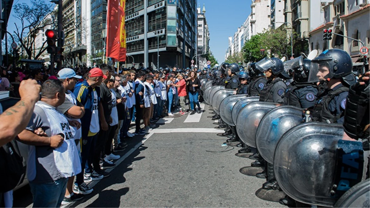 Arjantin\'de yeni seçilen Javier Milei hükümetine karşı ilk protesto gerçekleştirildi