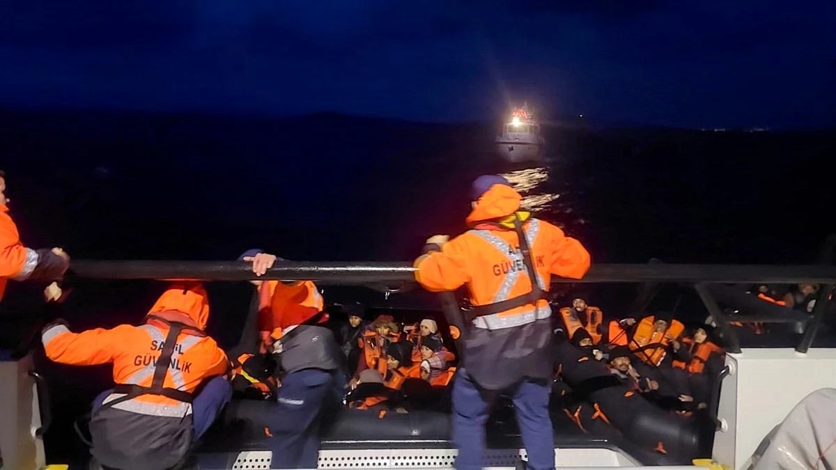 Ayvalık\'ta Yunan unsurları tarafından Türk karasularına itilen 45 düzensiz göçmen kurtarıldı