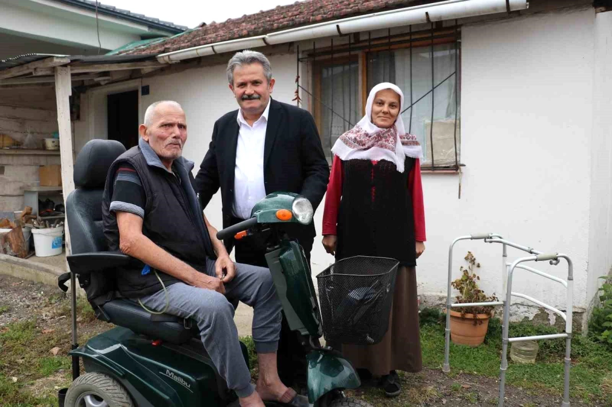 Cumayeri Belediye Başkanı Mustafa Koloğlu İhtiyaç Sahiplerine Elektrikli Bisiklet Hediye Etti