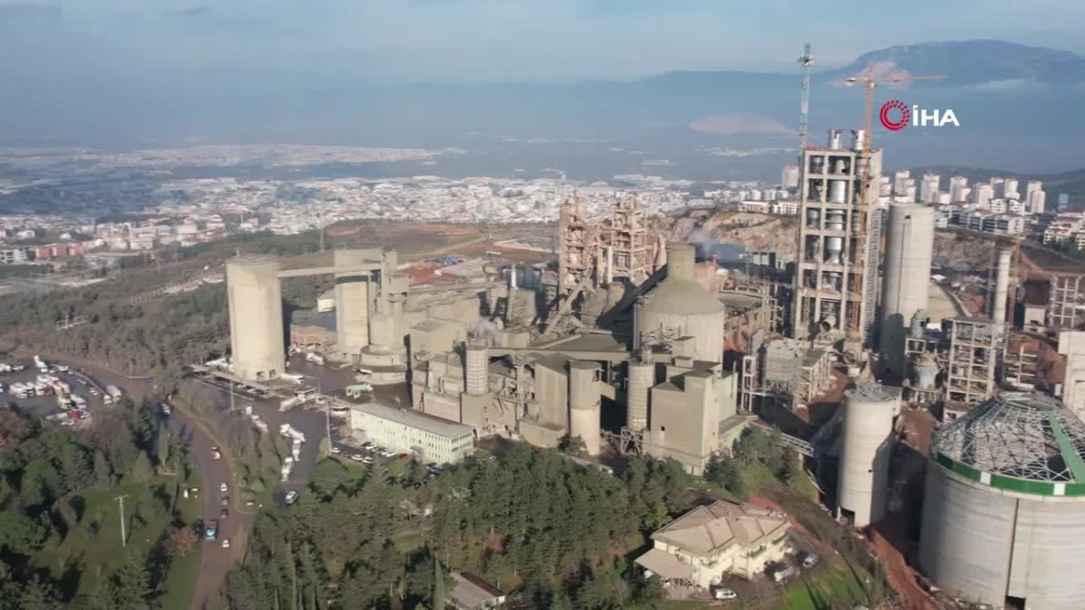 Bursa Çimento Fabrikası\'ndan çıkan dumanlar şehrin hava kalitesini düşürüyor