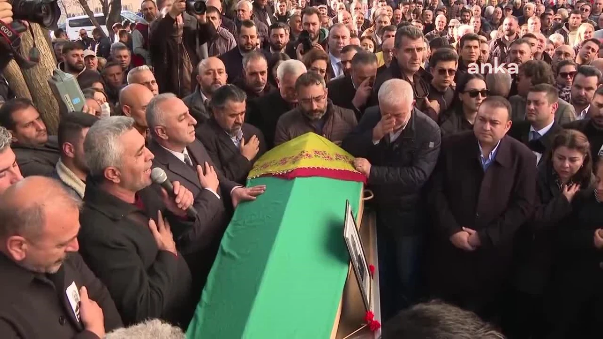 CHP Genel Başkanı Özel, CHP Buca İlçe Başkanı Çağdaş Kaya\'nın Annesi İçin Düzenlenen Cenaze Törenine Katıldı