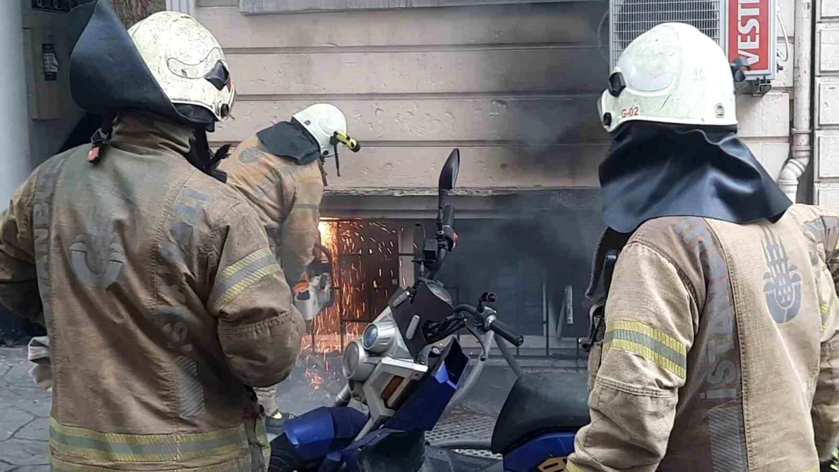 Cihangir\'de 3 Katlı Binada Çıkan Yangın Kontrol Altına Alındı