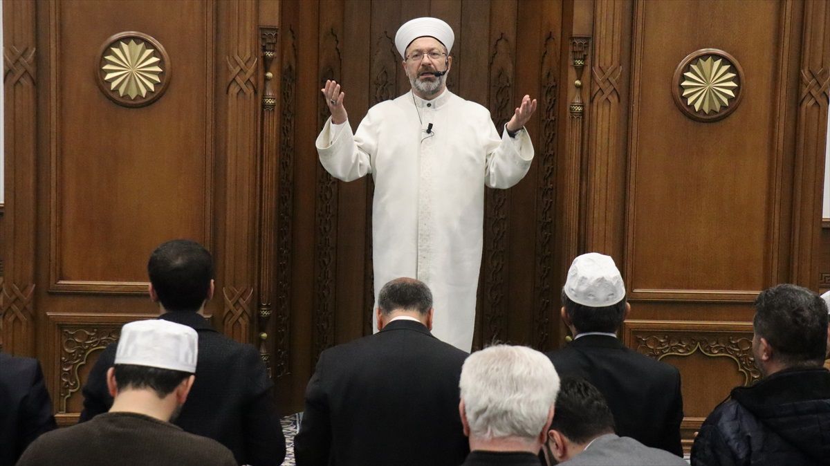 Erbaş, Fransa\'da şehit askerler ve İsrail saldırılarında öldürülen Filistinliler için dua etti