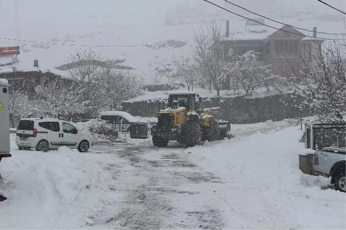 Bingöl\'ün Karlıova ilçesinde kar yağışı nedeniyle TIR ve kamyon geçişine izin verilmiyor
