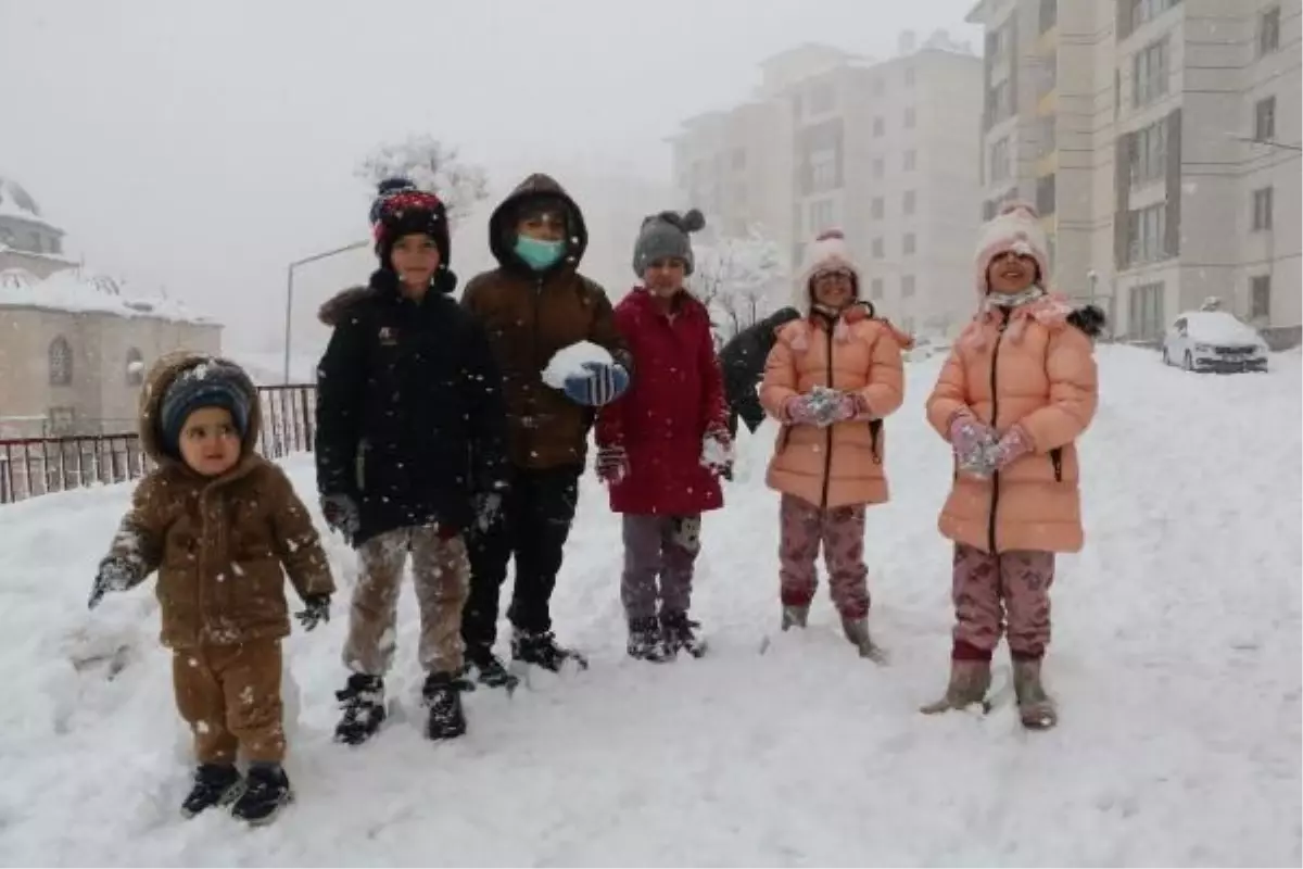 Hakkari\'de Kar Yağışı: 34 Yerleşim Yeri Ulaşıma Kapandı