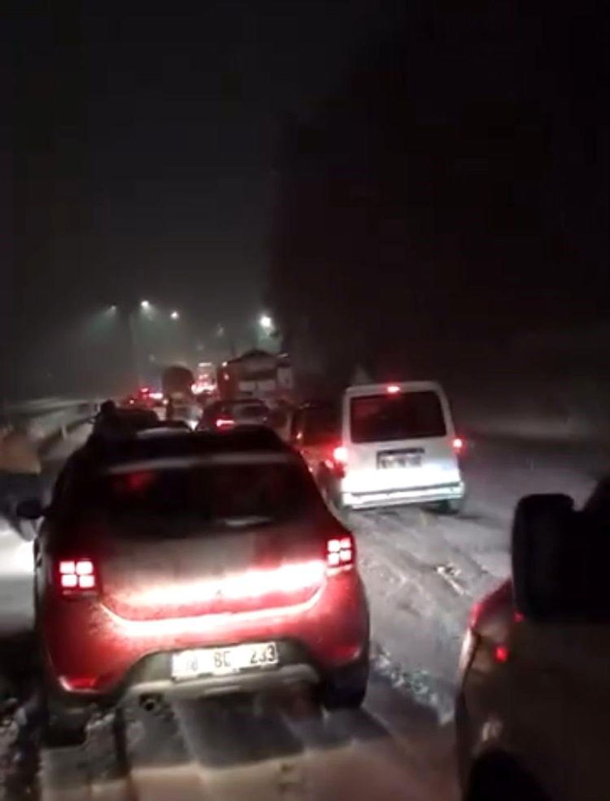 Kastamonu-Çankırı karayolu 15 Temmuz İstiklal Tüneli\'nde kar yağışı ve buzlanma sebebiyle ulaşım kapandı