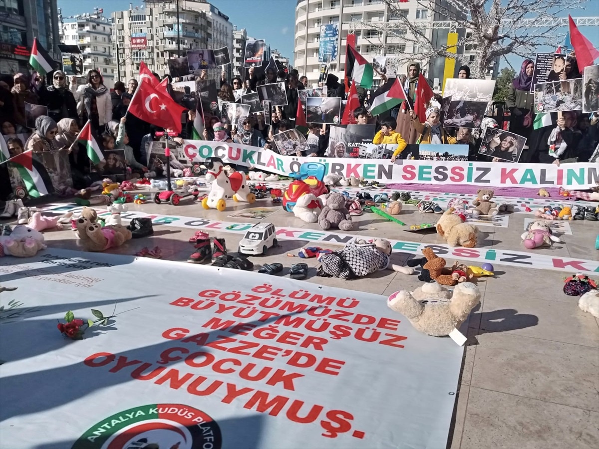 İsrail\'in Gazze\'ye yönelik saldırıları Antalya ve Isparta\'da protesto edildi