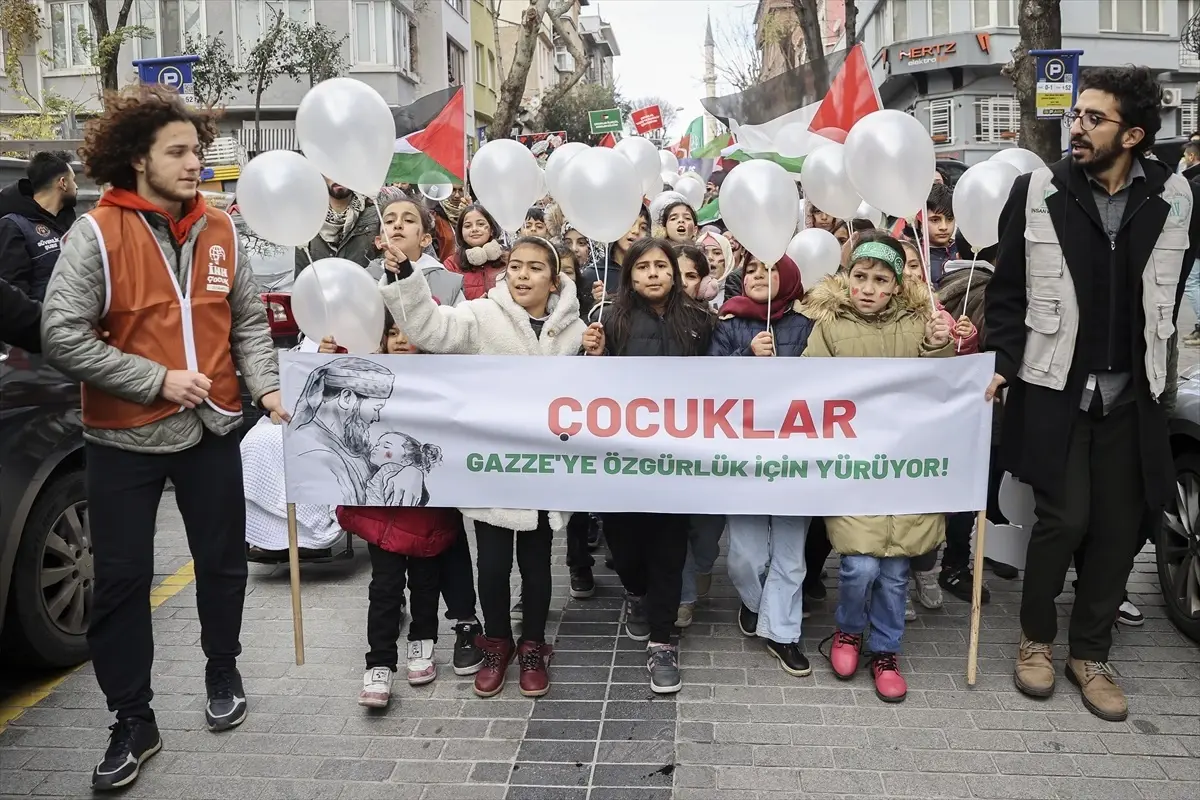 İstanbul\'da "23 Aralık Dünya Şehit Çocuklar Günü" yürüyüşü