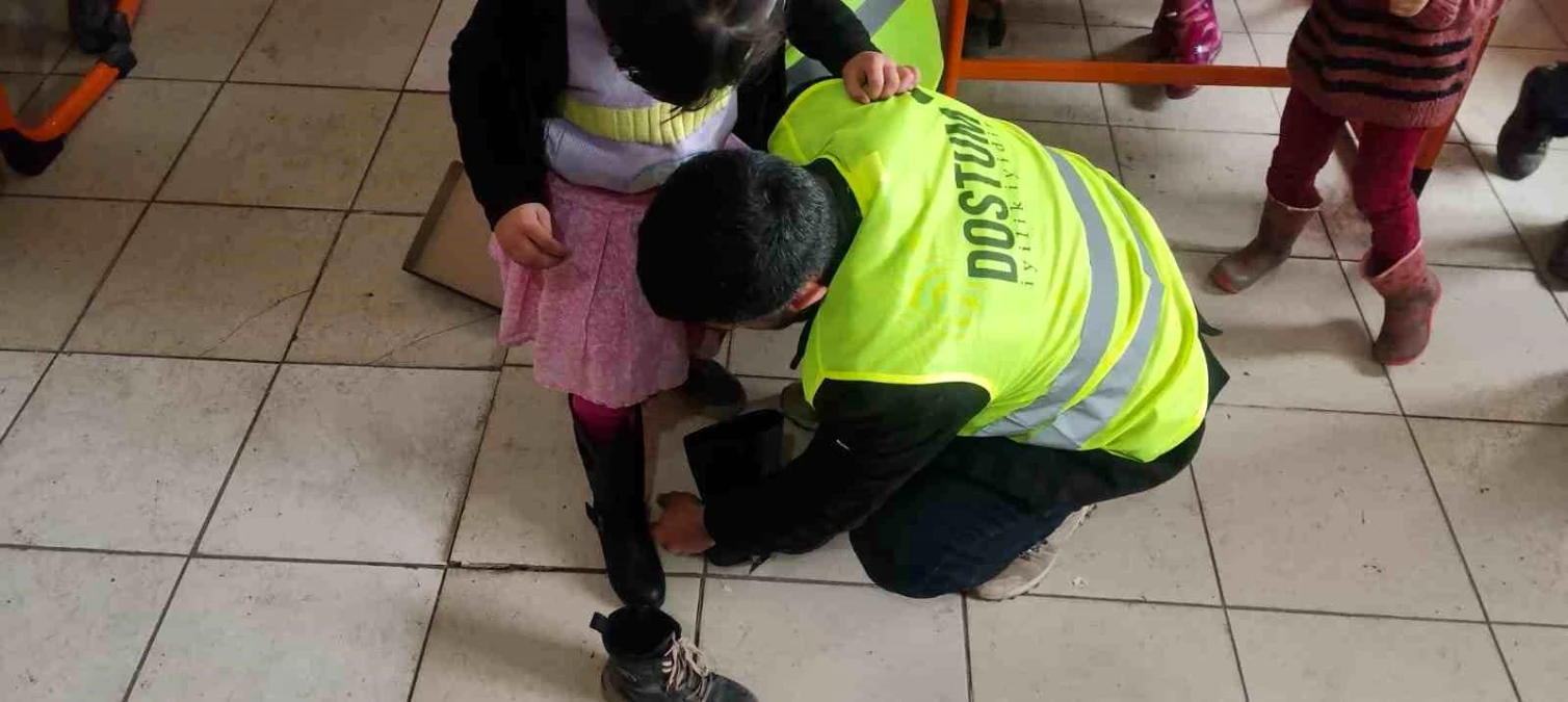 İstanbul\'dan Ağrı\'ya Okul Müdürü Çocuklara Oyun Parkı Kurdu