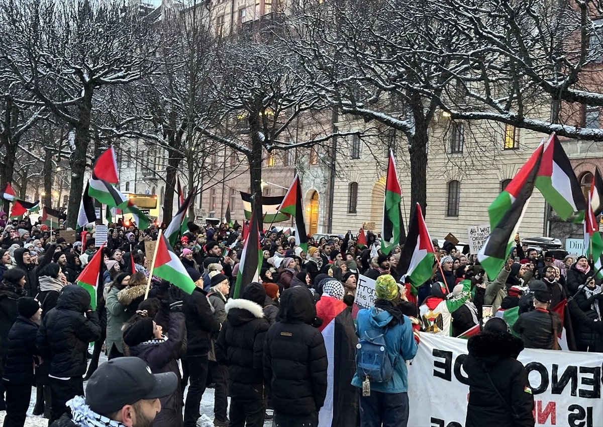 İsveç\'te İsrail Büyükelçiliği Önünde Filistin\'e Destek Gösterisi