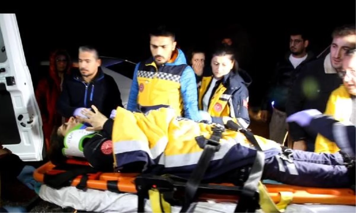 Kula\'da ambulans ile kamyon çarpıştı: 4 sağlık personeli yaralandı