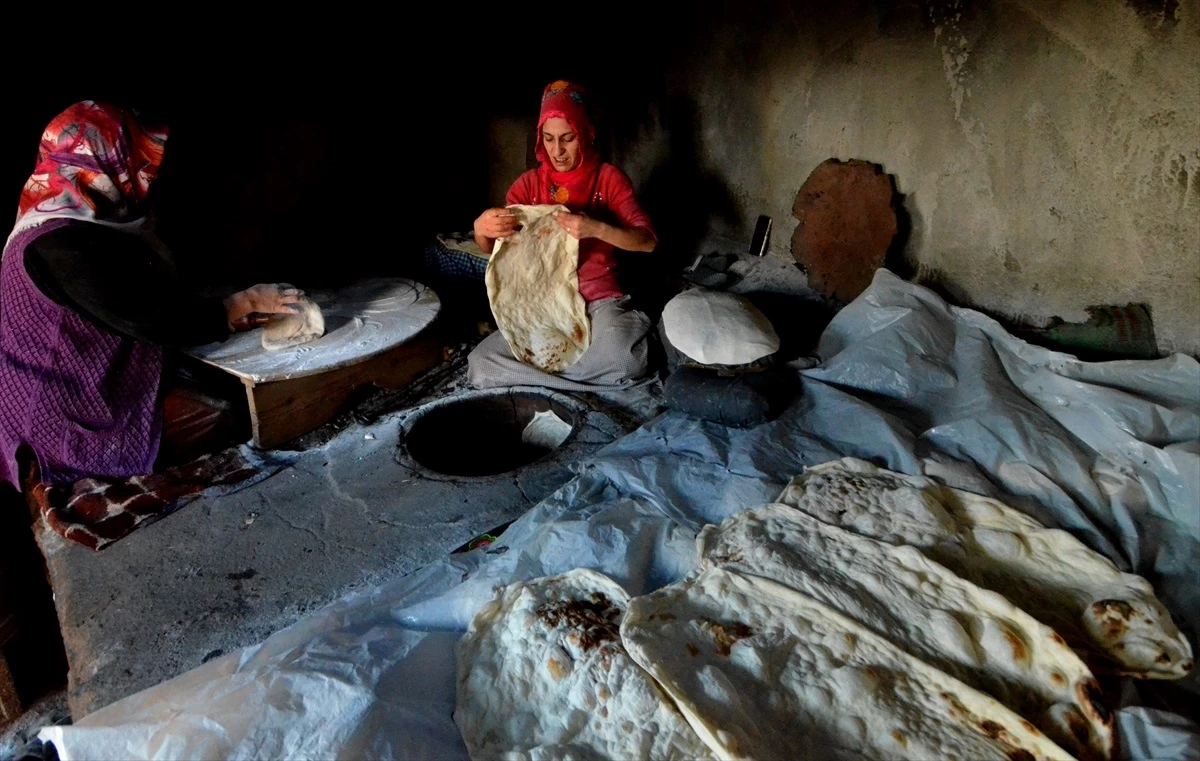 Kadınlar İmece Usulü Tandır Ekmeği Pişiriyor