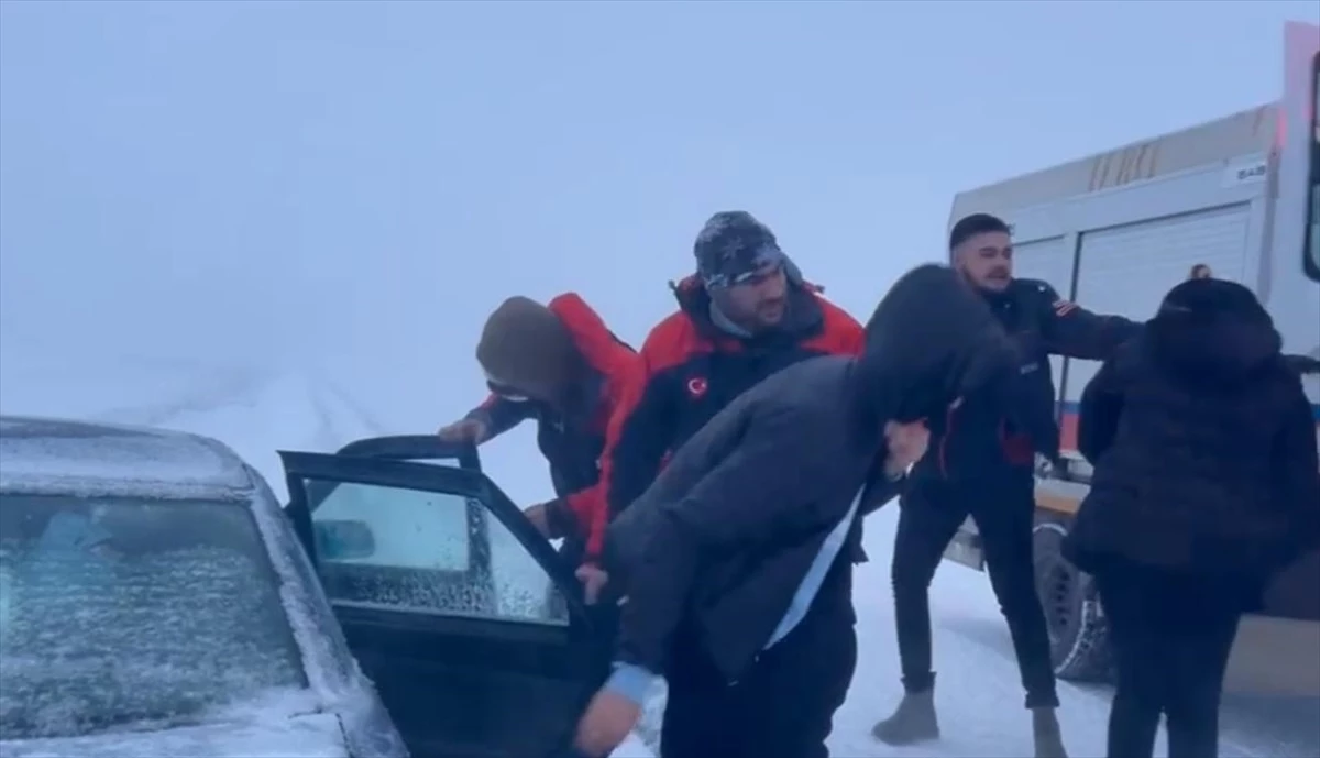 Kars\'ta kar ve tipi nedeniyle 27 kişi kurtarıldı