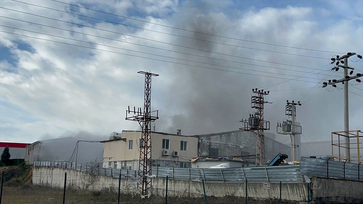Gebze\'deki fabrikada çıkan yangın söndürüldü