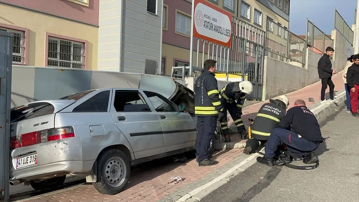 Gebze\'de okulun giriş kapısına otomobil çarptı, 1 yaralı