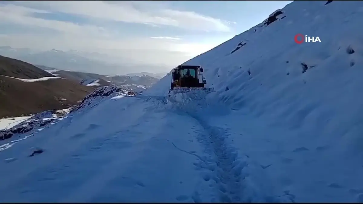 Köy yollarının açılması için çalışmalar sürüyor