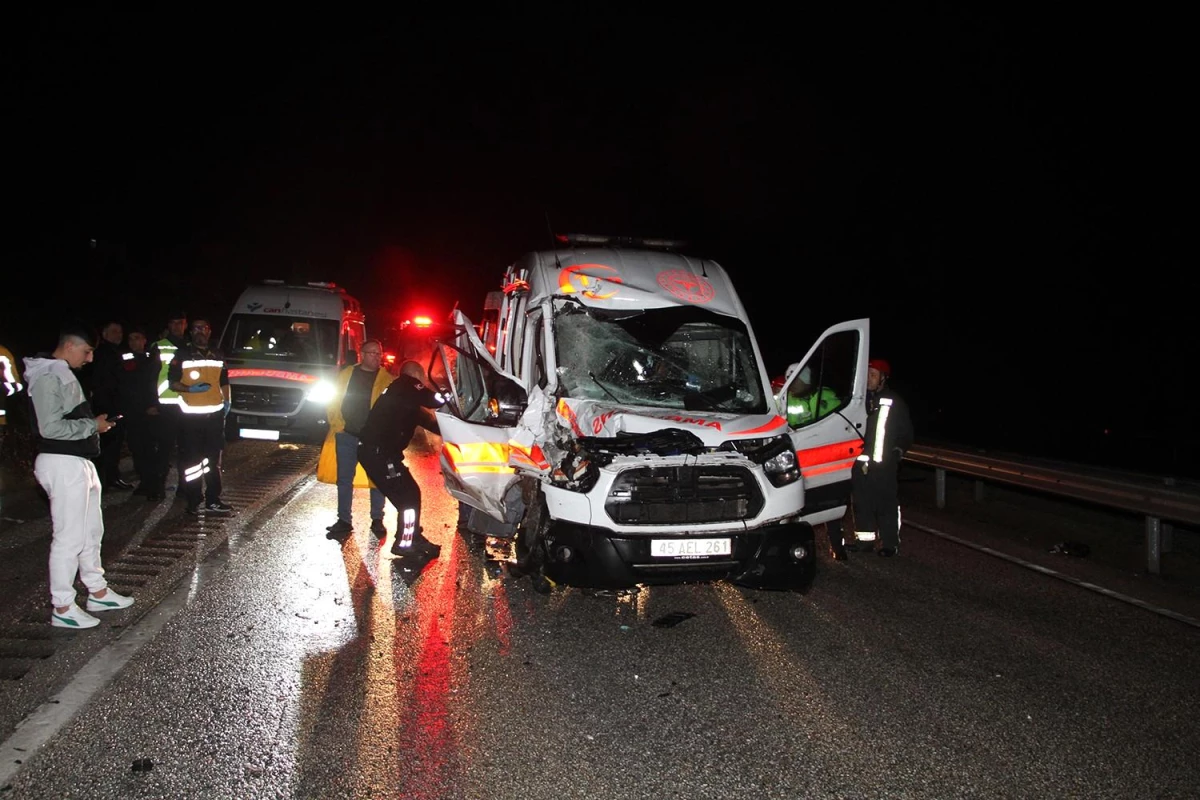 Manisa\'da ambulans ve kamyonun karıştığı kaza: 4 sağlık personeli yaralandı