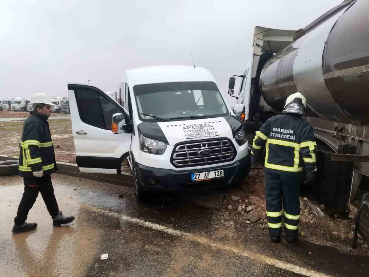 Mardin\'de tır ile minibüs çarpıştı: 2 yaralı