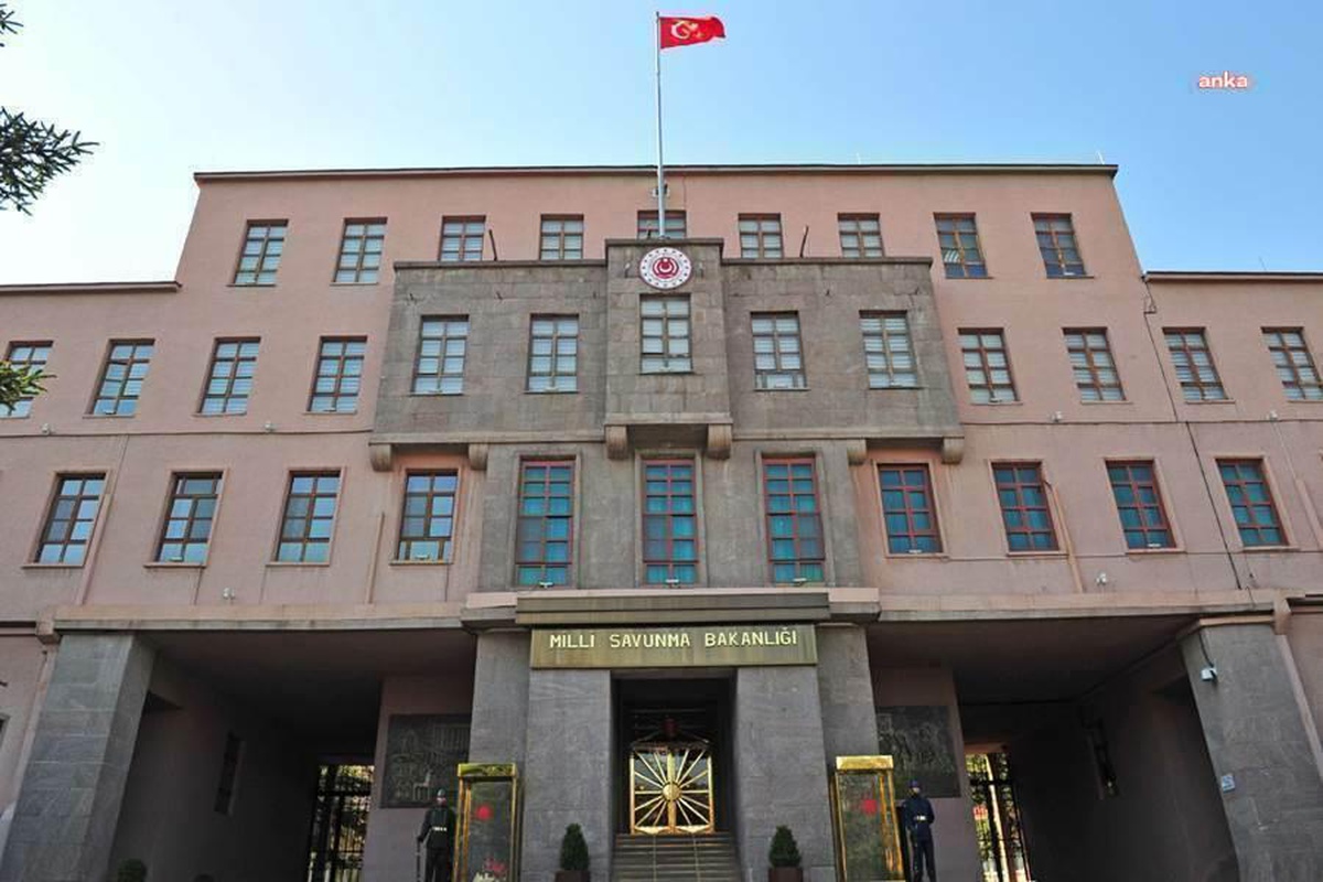 MSB: "Pençe-Kilit Harekatı bölgesinde, teröristlerle çıkan çatışmada 6 kahraman silah arkadaşımız şehit olmuş, 1 kahraman silah arkadaşımız da...