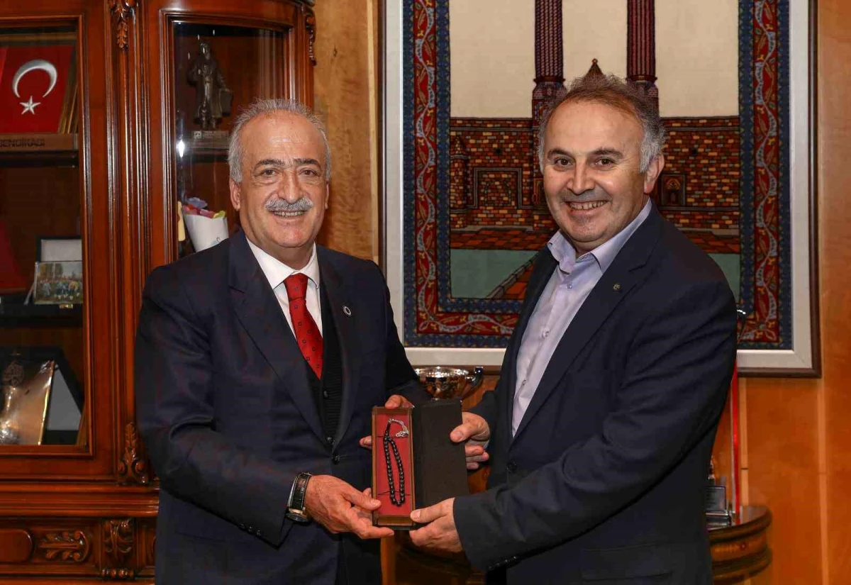 Ensar Vakfı Genel Başkanı ve Feyzullah Kıyıklık Atatürk Üniversitesi Rektörü\'nü ziyaret etti
