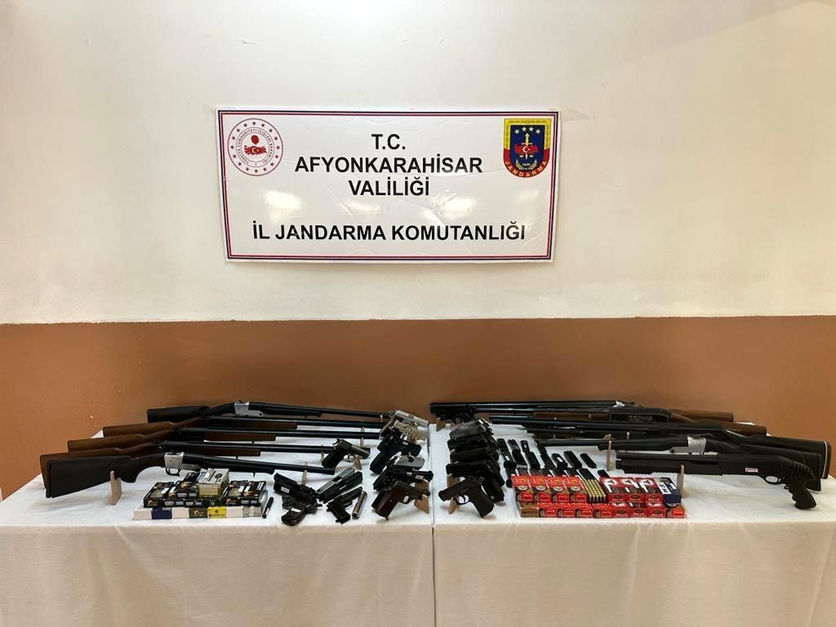 Afyonkarahisar\'da Kaçak Silah Operasyonu: 22 Silah ve Binlerce Mermi Ele Geçirildi