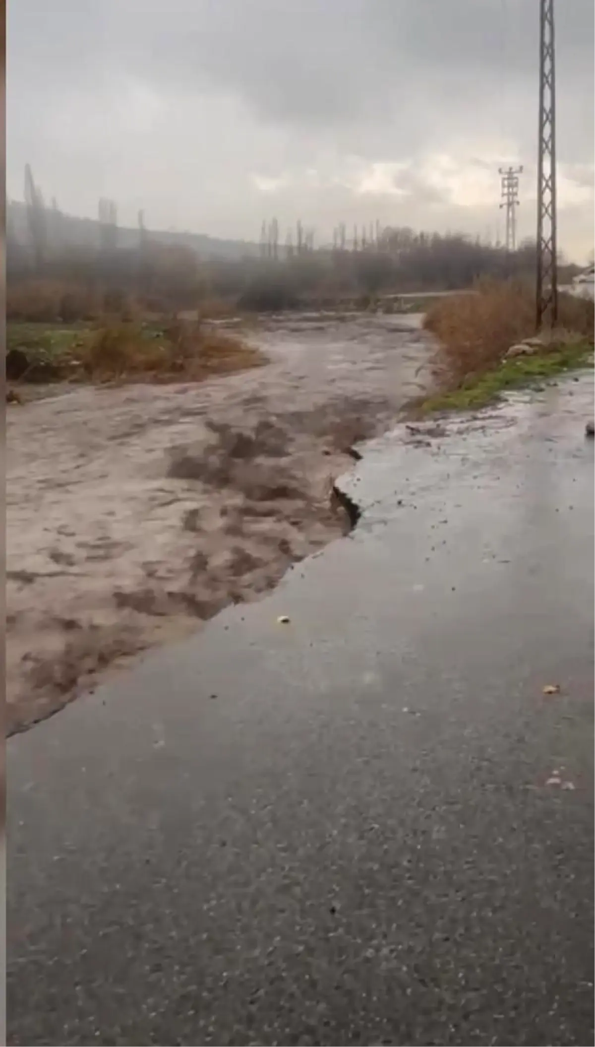 Şırnak\'ta aşırı yağış nedeniyle yol çöktü