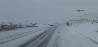 Divriği'de Kar Yağışı Nedeniyle Ağır Tonajlı Araçlar Yolda Kaldı