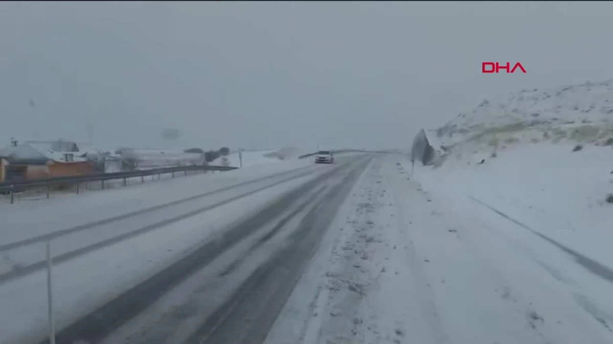 Divriği\'de Kar Yağışı Nedeniyle Ağır Tonajlı Araçlar Yolda Kaldı