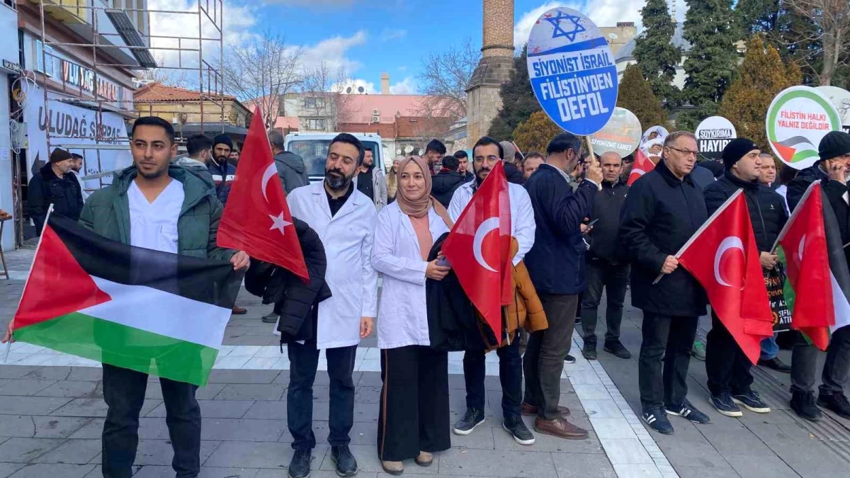 Uşak\'ta sağlık çalışanları Filistin için \'sessiz yürüyüş\' yaptı