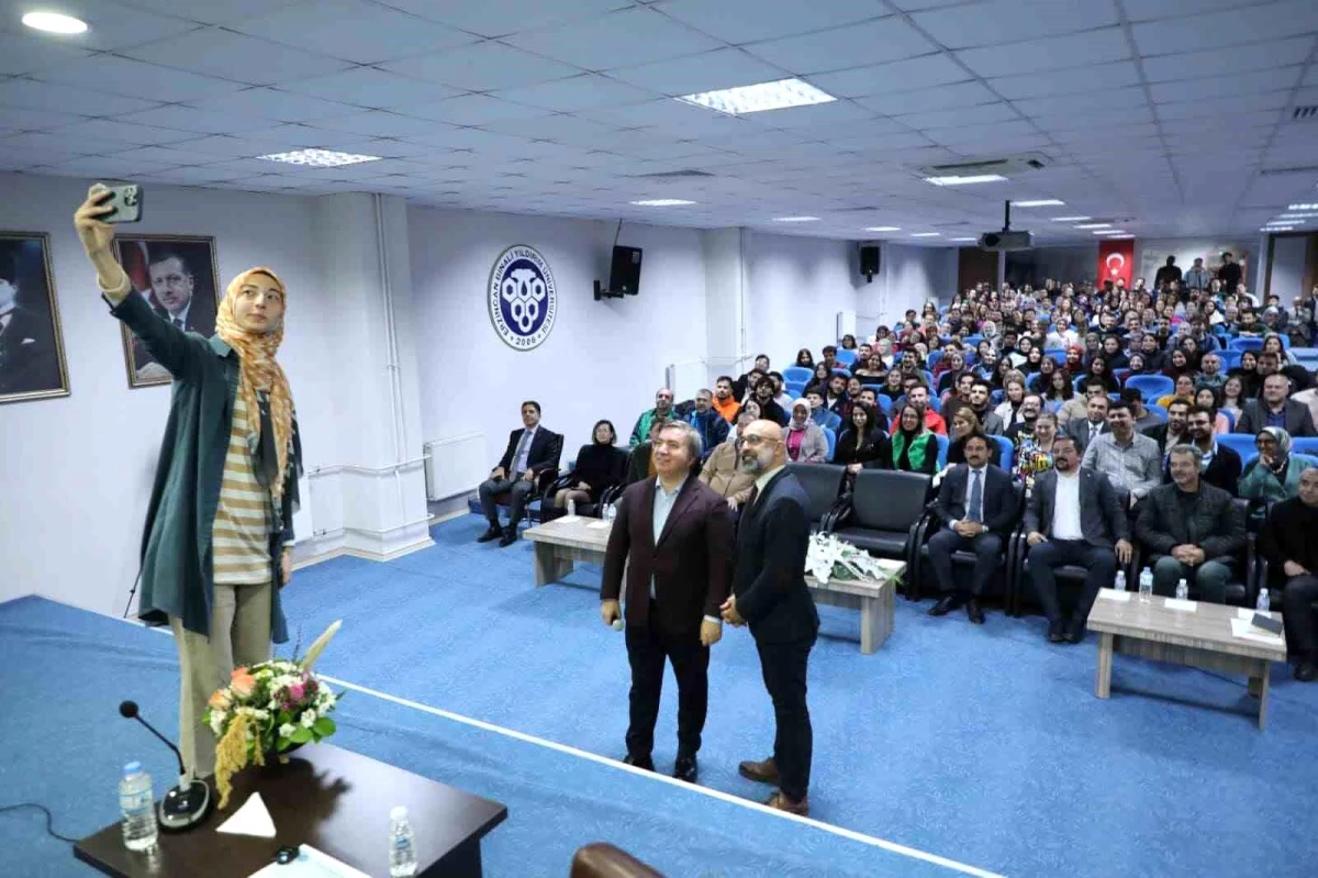 Erzincan Valisi Hamza Aydoğdu, Eczacılık Fakültesi öğrencileriyle söyleşi programında buluştu