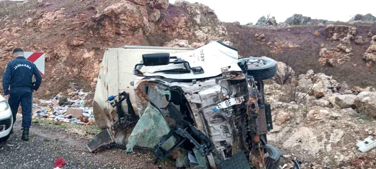 Diyarbakır\'da kamyon takla attı: 2 kişi ağır yaralandı