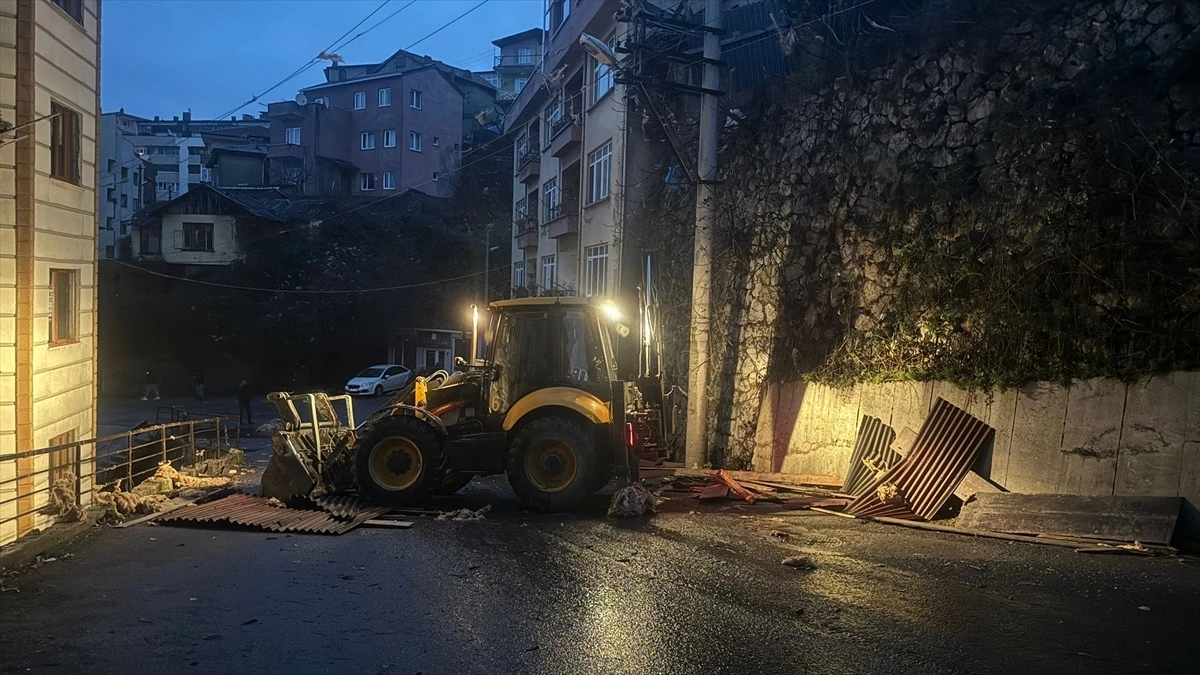 Zonguldak\'ta fırtına: Evlerin çatısı uçtu, enerji kesintileri yaşandı