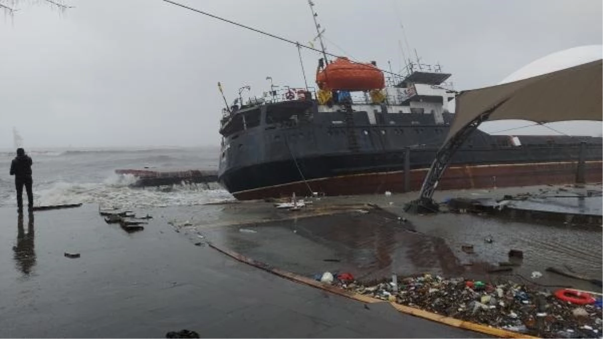 Zonguldak\'ta fırtınada kara oturan geminin enkazı kaldırılıyor